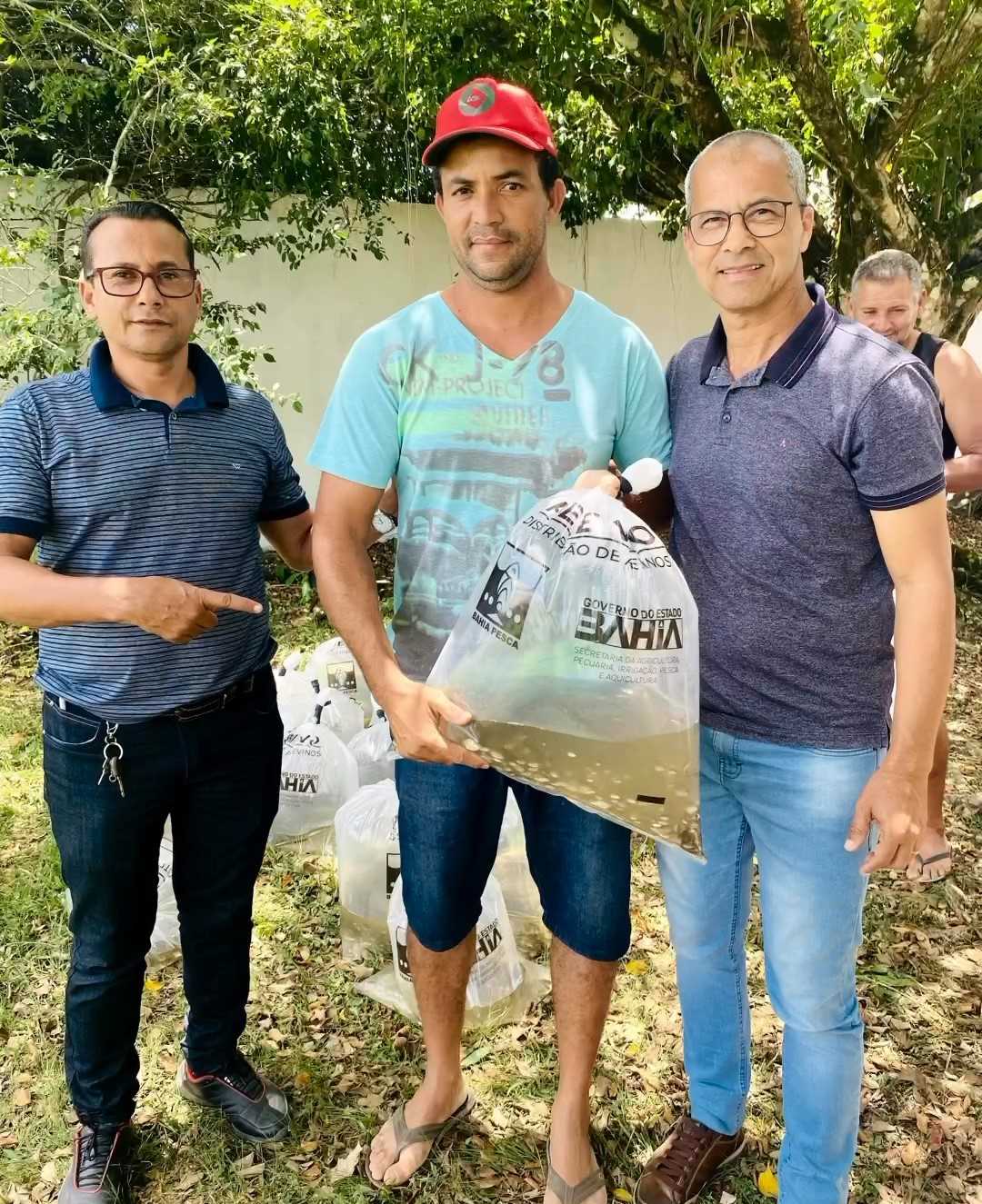 Camacã: Prefeitura entrega 30 mil alevinos da espécie Tambaqui e Tilápia para agricultores 

